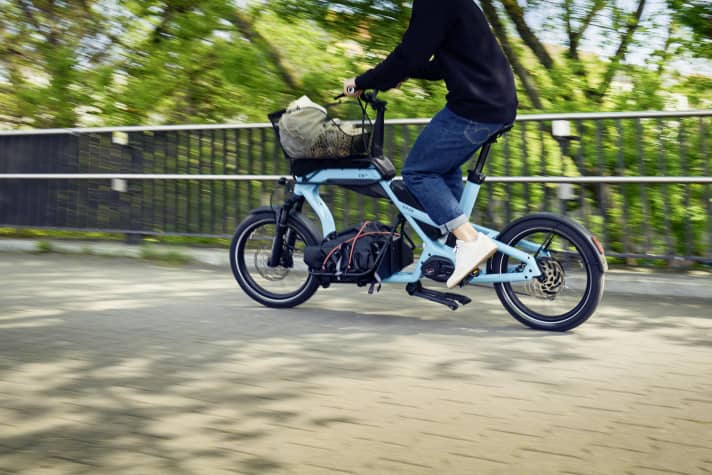 To reduce vibrations and ensure maximum safety, the aluminium frame of the CS features a
frame of the CS features a reinforced seat tube support, moulded and large-volume tube profiles, forged parts and an integrated kickstand mount.