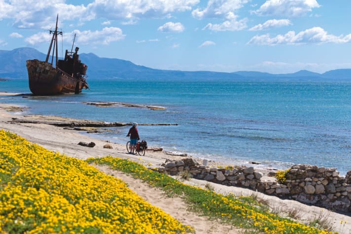 Vor über 30 Jahren gestrandet. Das Wrack der Dimitrios am Strand bei Gýthio