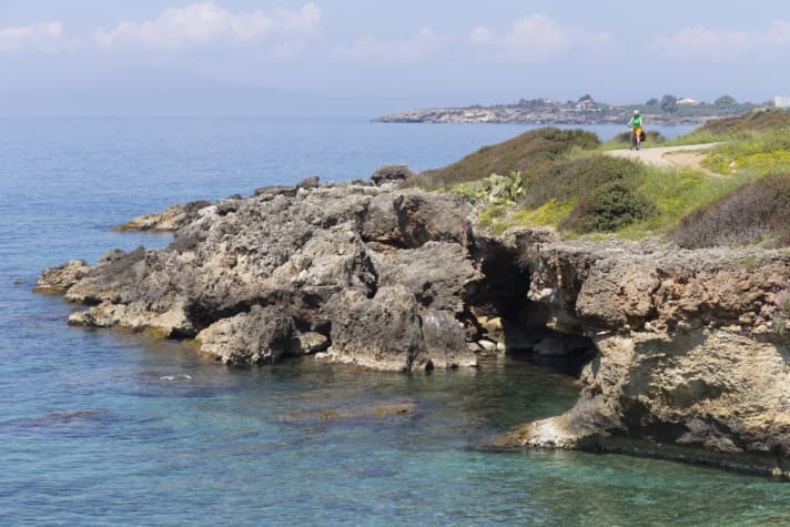 Cycle tour Greece: A cycle path right by the sea