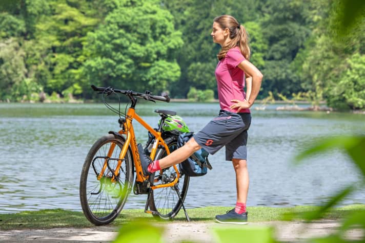 Stretching exercises for cyclists - rear thigh