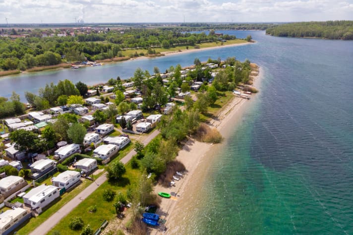 Umgeben von Wasser ist das Ferienresort Kulkwitzer See
