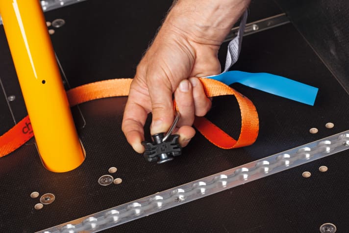 Lashing rails in the base of the Chike transport box: lashing straps can be individually
can be individually attached to secure the transported goods