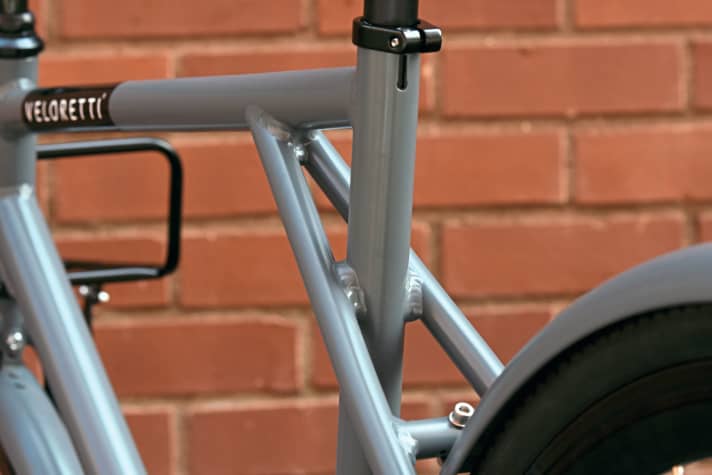 Simple yet eye-catching: the crossed frame is familiar from old GT bikes – it’s a real head-turner, even if there’s no technical need for it.