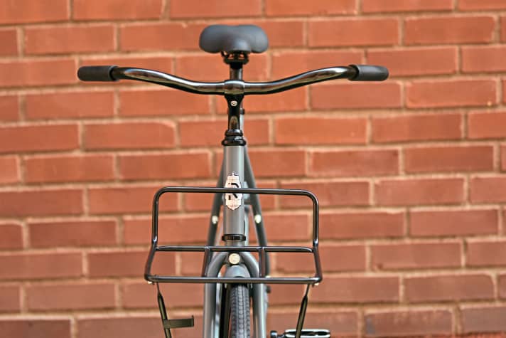 Tausch-Tipp: Die hierzulande obligatorische Frontbremse mindert zwar die klare Optik, dafür könnte man das Frontrack weglassen.