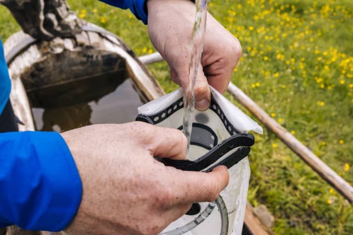 The Fidlock Hermetic hydration bladder may only be filled with pure water.