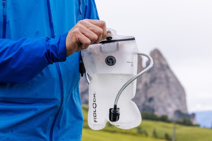 The Fidlock Hermetic hydration bladder is securely closed with magnets