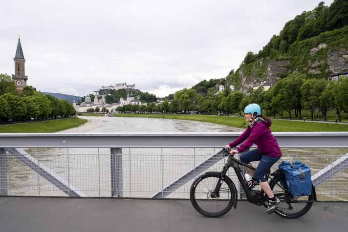 Jenseits des flachen Salzach-Ufers wird der Mozart-Radweg hügelig, aber nie extrem steil. Ein E-Bike ist deshalb angenehm, aber nicht wirklich notwendig.