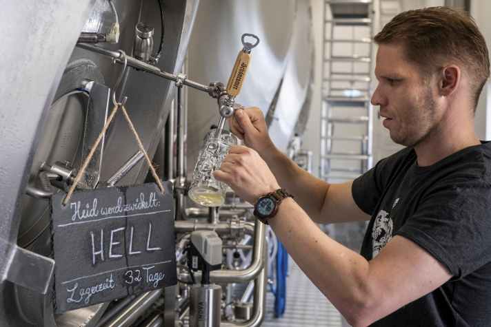 In der Schönramer Brauerei, erklärt Biersommelier Oliver Klamminger, wie Temperatur, Hefe und Eiweiß den Geschmack bestimmen.