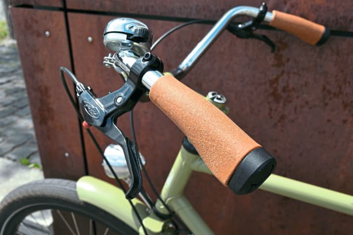 It looks old, but it’s modern: despite its appearance, this is a modern Ahead stem. It’s paired with ergonomic grips on a retro chrome handlebar.