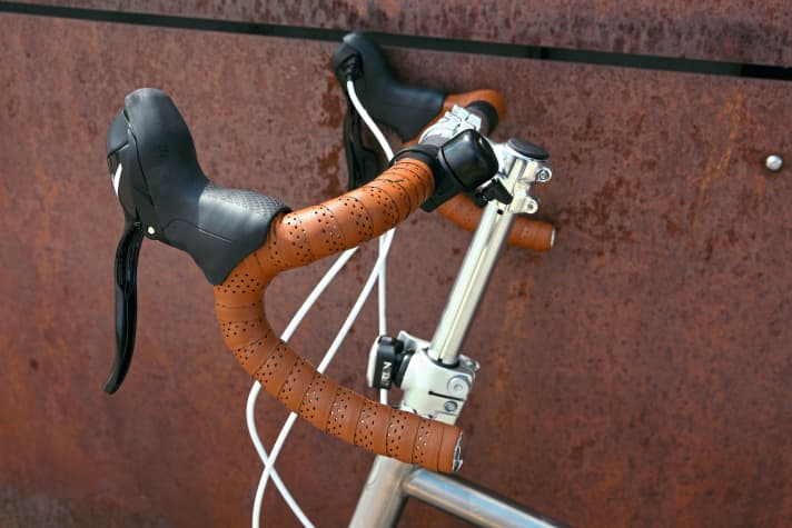 Gehört an sich zum Faltmechanismus: Der höhenverstellbare Vorbau ermöglicht auch entspannte bis sportliche Haltungen.