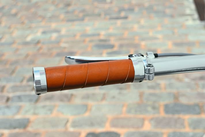 Und was für ein edles Cockpit: Das technisch simple Cityrad wirkt so edel, es fehlen quasi nur die Retro-Akkulampen aus dem Zubehörshop!