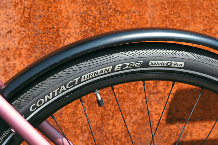 The chunky 27.5-inch tyres are so sturdy and abrasion-resistant that they are approved for use on S-pedelecs. They also provide good shock absorption.