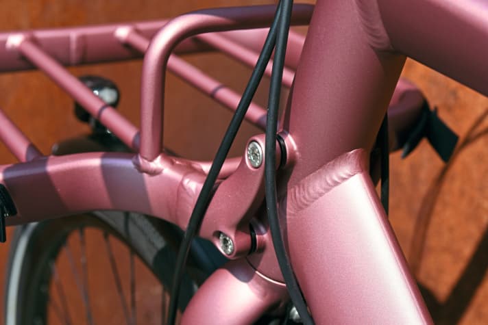 The carrier, measuring 35 x 26 cm, doesn’t affect the handling of the bike, even with two 
five-kilo bags of dog food, and it looks great!