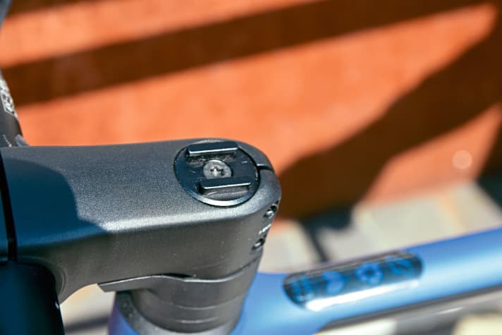 Handy ready: Mit der passenden Hülle können die zwei Schienen das Mobiltelefon sauber, unauffällig und fest am Lenker halten.