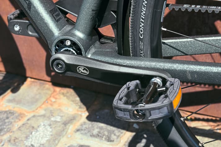 With the so-called eccentric bottom bracket, which comes with a tool, it is slightly easier to tension the Gates belt than on the rear triangle.