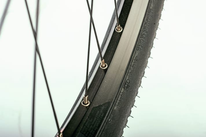 Asymmetrisch: Am Hinterrad sind die Speichenlöcher in der Felge zugunsten gleichmäßigerer Speichenspannung nach links gerückt.