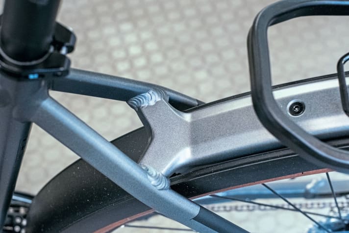 The connection between the rear triangle and rear rack is not bolted, but smartly integrated. The Y-shape provides top lateral stiffness.