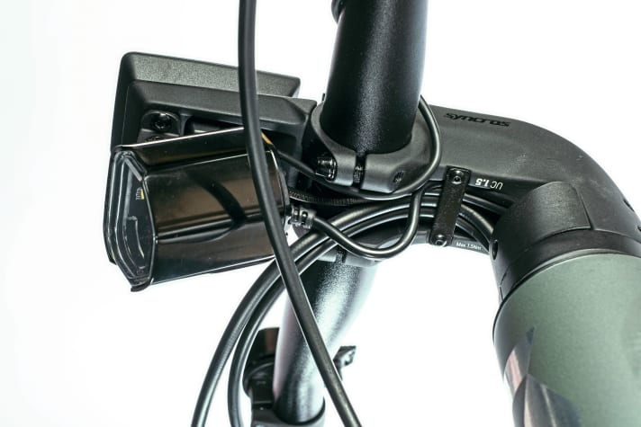 Tidy: cable and cable entry on the stem of the Scott.