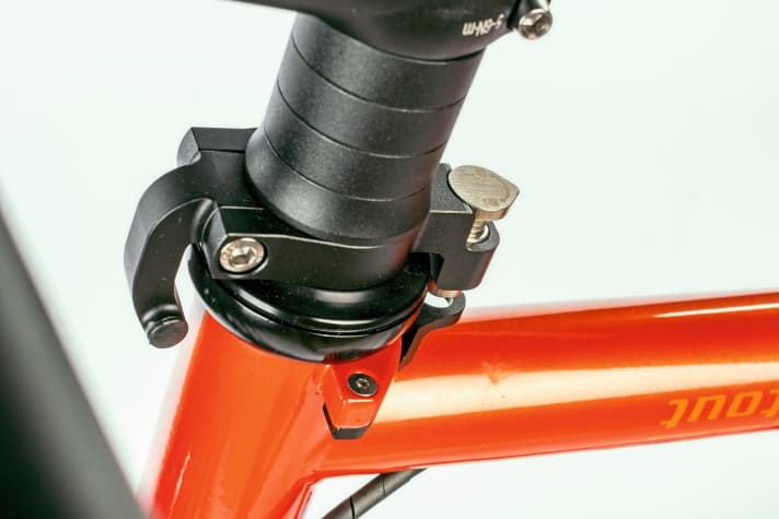 Put your thumb on it and turn: The silver button on the steering limiter locks the steering completely. This makes the bike more stable when parking.