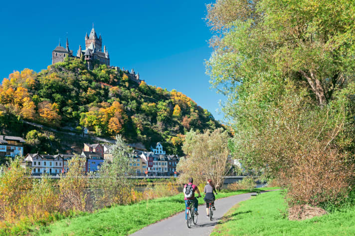 Great scenery on the Moselle cycle path: here the Reichsburg castle in Cochem.