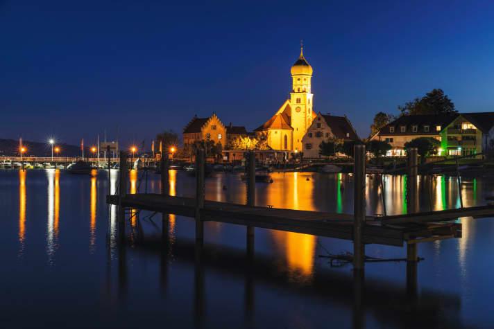 Directly on the lake: St George's Church on the Wasserburg peninsula | Mauritius Images