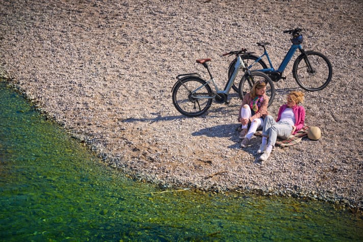 E-bike step-through bikes are close to the universal bike. Their wide range of uses makes them ideal for everyday and family cycling.