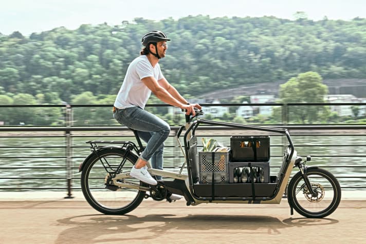 Das Cargobike macht’s möglich: Großeinkauf mit Getränkekisten.
