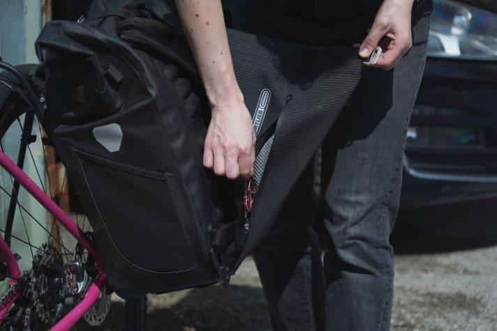 Will man im Fahrradtaschenmodus an das Reißverschlussfach im Flap heran, ist es am einfachsten, das Flap auszuhängen.