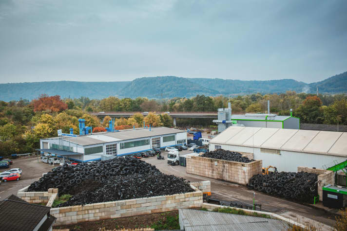 With 650,000 tonnes of used tyres generated in Germany alone every year, the demand for tyre recycling is high.