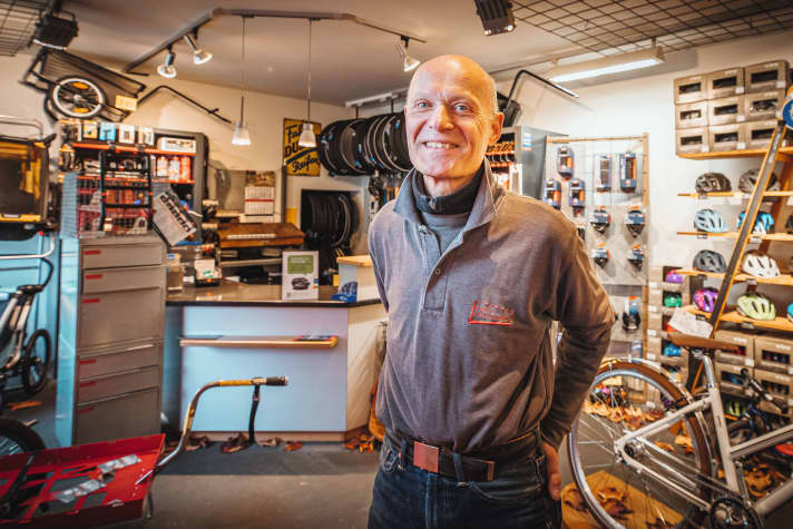 Ingo Ruhland ist zufrieden. Im November 2022 wurde der „Reifenberg“ aus dem Keller seines Fahrradladens endlich abgetragen.