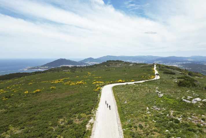 Overtaking too closely, honking, constant vigilance - the bike is transformed from a place of freedom into a scene of permanent tension. This is precisely where gravel biking comes in and consciously removes cycling from this environment.