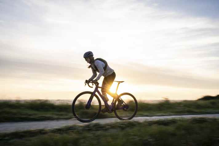 They roll surprisingly efficiently on tarmac without losing their composure when the surface breaks, becomes bumpy or suddenly turns into cobblestones.