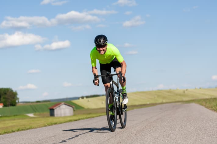   Rapide, léger, confortable : dans le S-Works Tarmac SL7, Specialized veut réunir toutes les exigences des vélos de course modernes en un seul produit. 