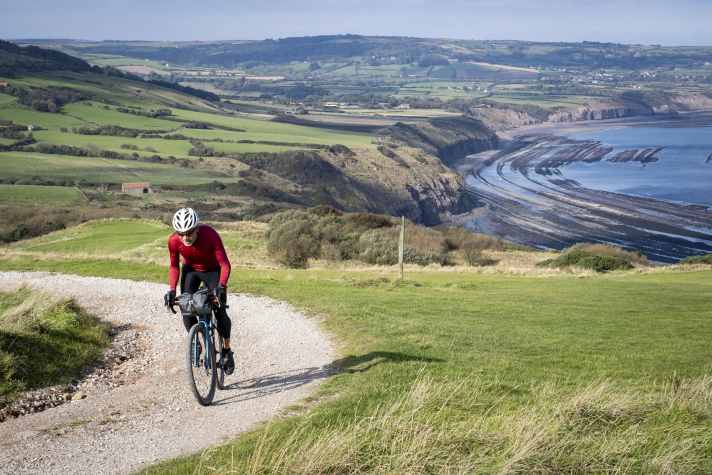 Petites évasions du quotidien ou grandes aventures : là où d'autres vélos atteignent leurs limites, le gravel bike reste souverain. C'est précisément cette polyvalence qui le rend si attrayant au quotidien comme en voyage.