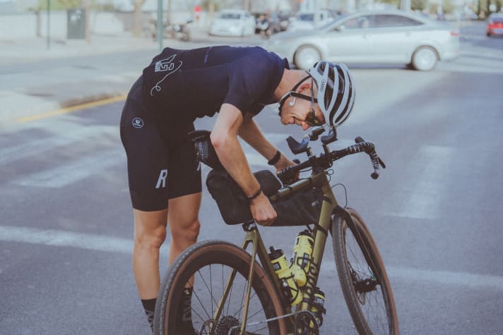 Sebastian Breuer vérifie son vélo