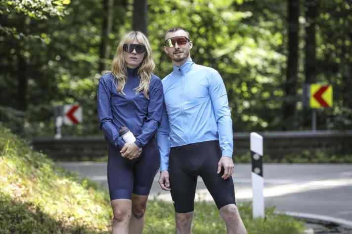 Le Col Pro Lightweight Rain Jacket: Zur Farbwahl stehen ein dunkles und ein helles Blau