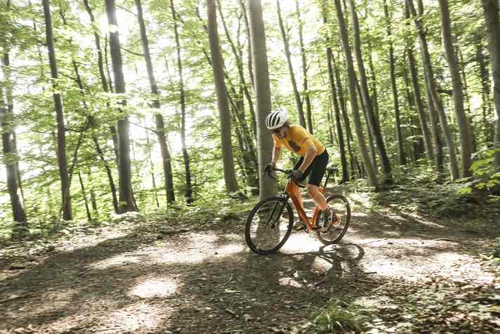 Une géométrie plus confortable, des pneus plus larges et des réserves de transmission généreuses permettent de ne pas pénaliser les petites erreurs de planification. Ce qui vous fait perdre pied sur un vélo de course fait partie du concept sur un gravel bike.