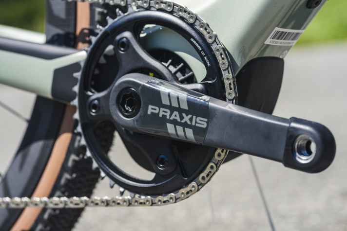 With a lot of pressure on the cranks, the engine had brief misfires on very steep terrain and in summer temperatures.