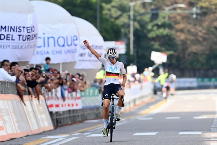 Liane Lippert triumphiert nach Soloflucht beim schweren Eintagesrennen Tre Valli Varesine und sichert sich ihren vierten Saisonsieg. Tre Valli Varesine, 3. Oktober 2023