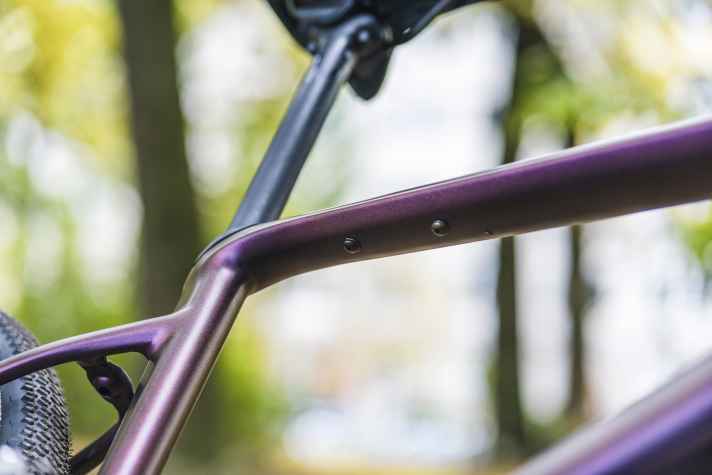 Des points de fixation sur le cadre permettent au Cube Nuroad SLX d'être prêt pour les randonnées à vélo.