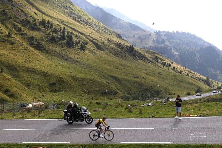 Le vainqueur du Tour de France Jonas Vingegaard en route pour sa victoire d'étape au Col du Tourmalet
