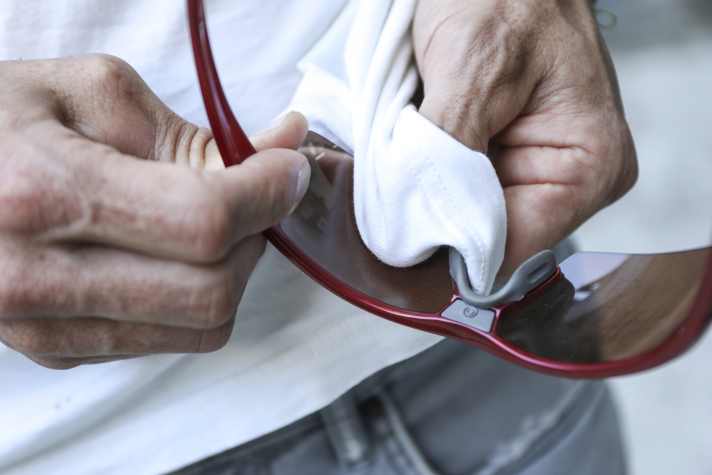Sometimes the cotton shirt has to be used when the microfibre cloth is not at hand. But be careful: cotton can cause micro-scratches!
