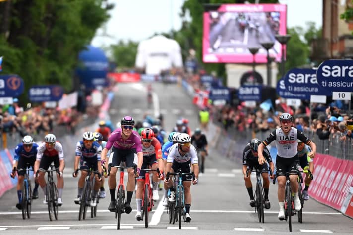 Pascal Ackermann gewinnt die 11. Etappe hauchdünn vor Jonathan Milan.