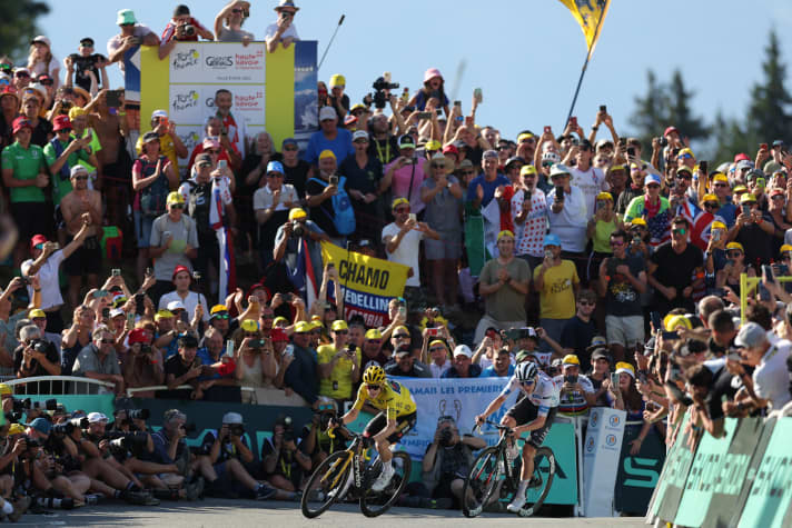 Zuschauermassen verfolgen das Finale der 15. Etappe der Tour de France. | Getty Velo