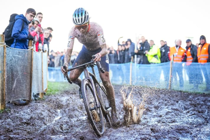 Ceylin del Carmen Alvarado fought her way to second place at the European Cyclocross Championships.