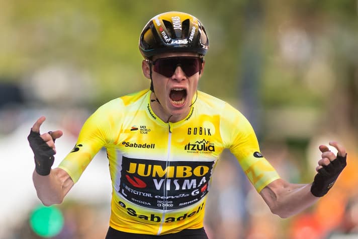 Ungewöhnlich früh in der Saison setzen alle Top-Stars ihre Duftmarken. Tour-Sieger Jonas Vingegaard gewinnt die Baskenland Rundfahrt eindrucksvoll. Hier der Sieg auf der 4. Etappe am 6. April 2023.