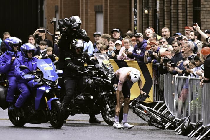 Dramatische Zuspitzung! Mathieu van der Poel stürzt auf regennasser Fahrbahn, kann aber weiterfahren und verteidigt seinen Vorsprung vor der Konkurrenz. UCI Cycling World Championships in Glasgow, 6. August 2023.