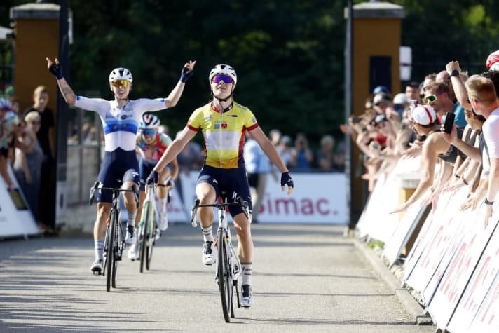 Lotte Kopecky remporte la 4e étape et sa coéquipière Lorena Wiebes partage sa joie.