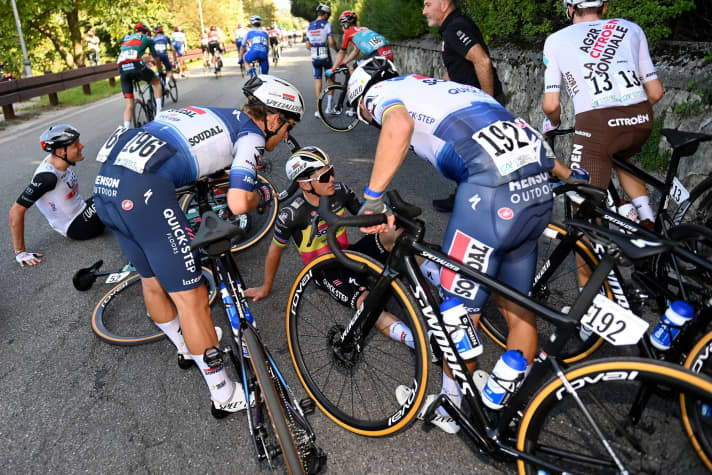 Élimination précoce d'un co-favori. Remco Evenepoel n'a pu reprendre la course qu'après une longue pause suite à une chute dans le peloton. Tour de Lombardie, 7 octobre 2023