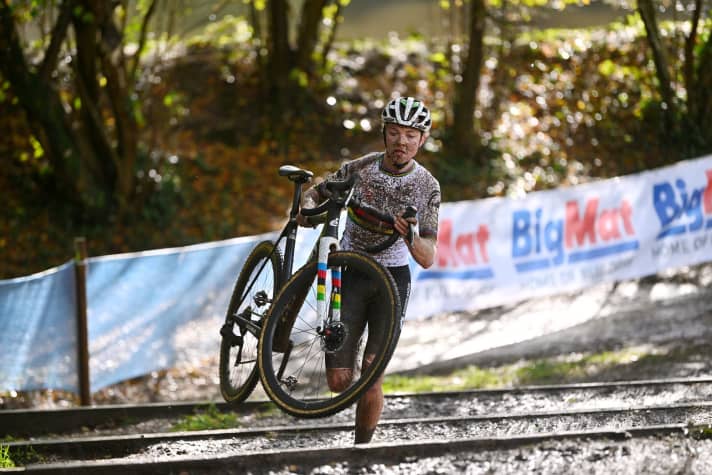 Fem van Empel aus den Niederlanden erkämpfte sich den Sieg der Elite-Frauen bei der Cyclocross-Europameisterschaft 2023.